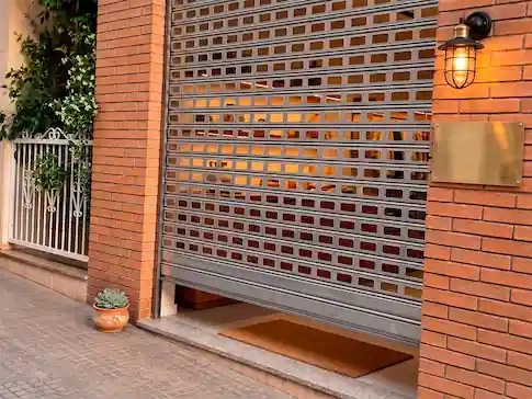 instalación de puertas enrollables en Barcelona ciudad