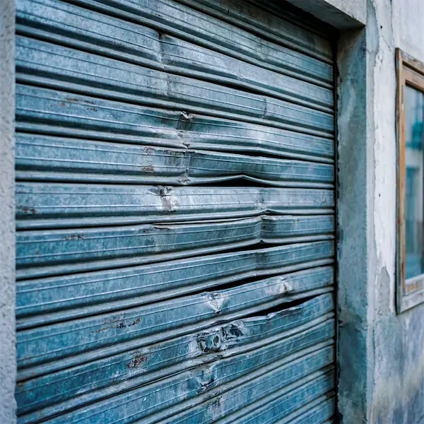 Golpe a Reparación de Puertas Enrrollables en España