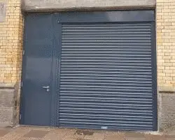 persiana acero gris puerta peatonal